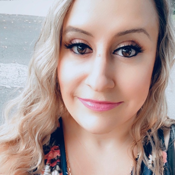 Meet your Posher, Hiloree - Picture 1 of 3